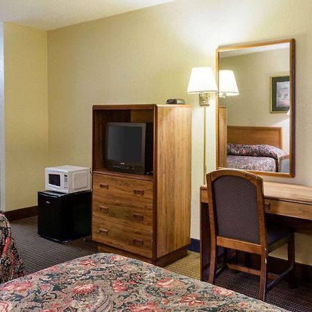 Rodeway Inn Гринвуд Экстерьер фото