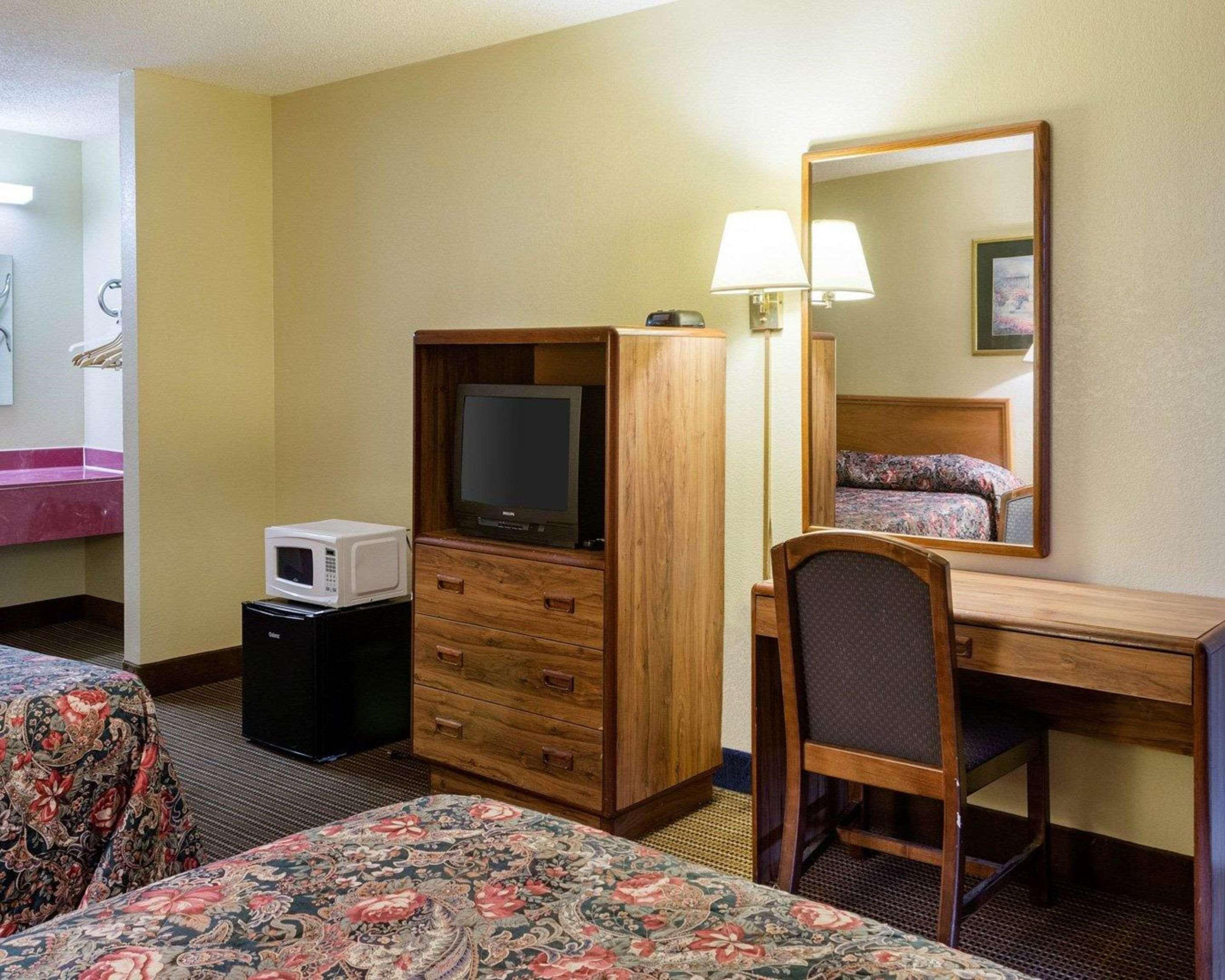 Rodeway Inn Гринвуд Экстерьер фото
