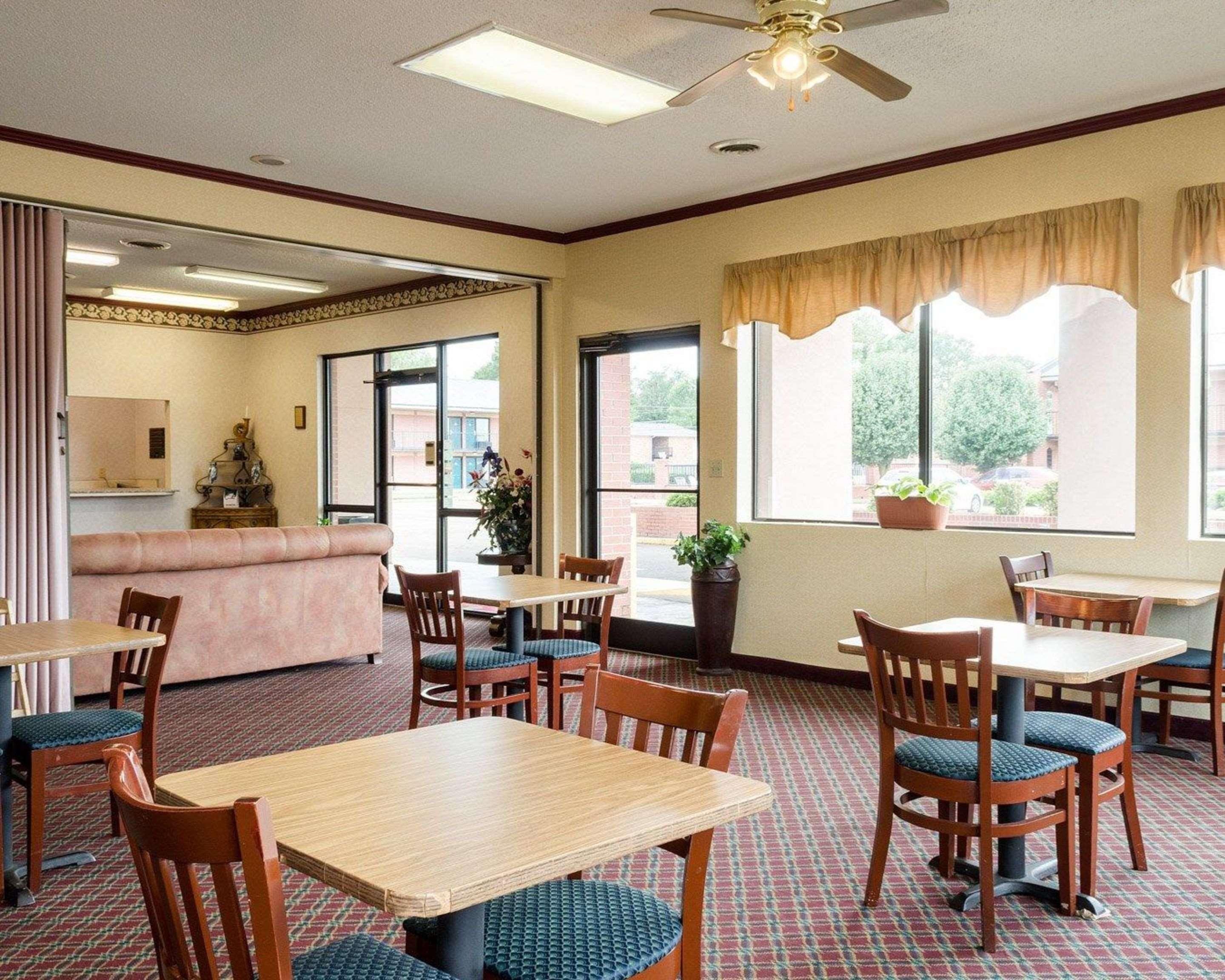 Rodeway Inn Гринвуд Экстерьер фото