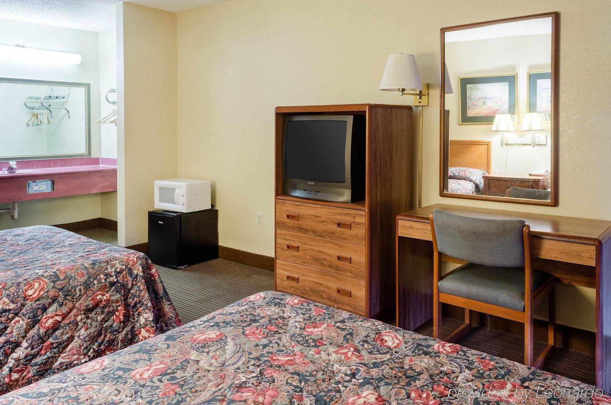 Rodeway Inn Гринвуд Экстерьер фото